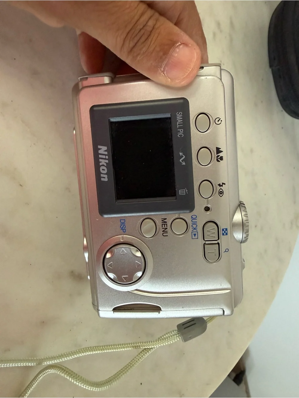 Nikon Coolpix 2000 2.0MP Point Shoot Digital Camera w/32MB Compact Flash + case